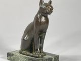 statue en bronze représentant un chat, posée sur un socle en marbre