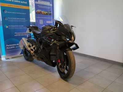 un motocycle garé à l'intérieur d'un bâtiment