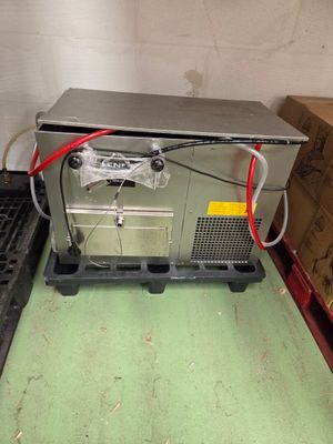 une machine posée sur le sol d'une pièce