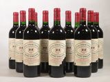six bouteilles de vin sont alignées sur une table