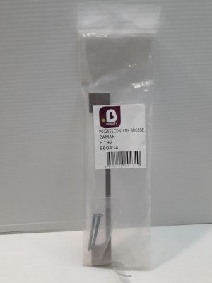 un sac en plastique contenant une vis, posé sur une table