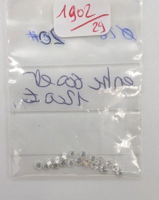 un bijou dans un sachet en plastique, avec une étiquette de prix attachée