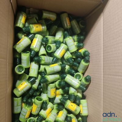 une boîte remplie de bouteilles en plastique vertes et jaunes