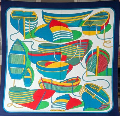 une écharpe bleue et jaune avec des bateaux dessus