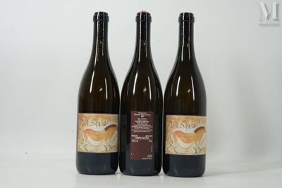 trois bouteilles de vin posées sur une table blanche
