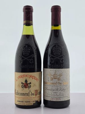 deux bouteilles de vin posées l'une à côté de l'autre sur une table