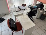 un bureau avec une chaise et un ordinateur portable dessus