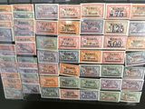 de nombreux types de timbres exposés sur la table