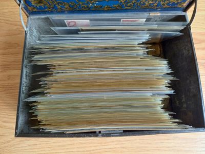 une valise remplie de dossiers posée sur une table