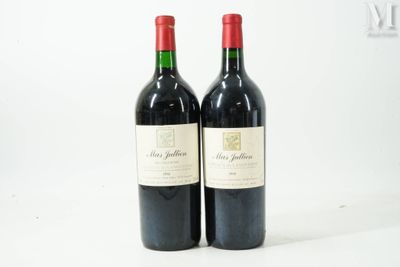 deux bouteilles de vin rouge posées l'une à côté de l'autre sur une surface blanche