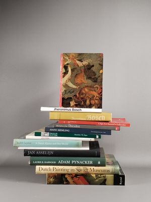 plusieurs livres empilés sur une table
