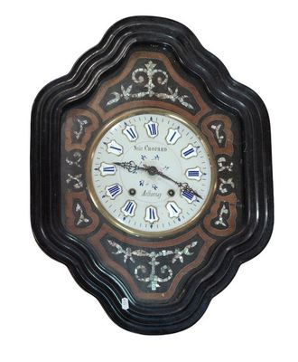 une horloge accrochée au mur et comportant des chiffres romains