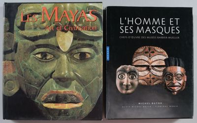 deux livres posés sur une table, sur lesquels sont posés des masques