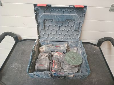 une boîte à outils ouverte, contenant des outils, posée sur une table