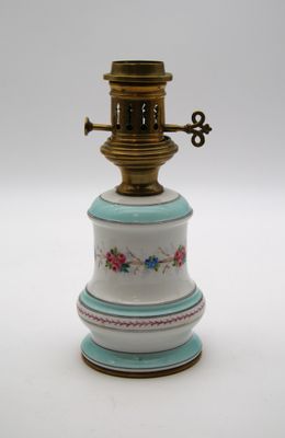un petit vase bleu et blanc muni d'une anse dorée