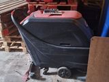 une photo d'une machine rouge et noire dans un garage