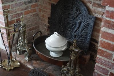 un vase blanc posé sur un plateau en métal