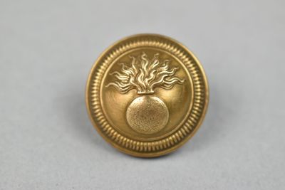 une image représentant un bouton en or orné d'un arbre