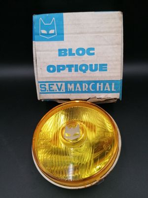 un gros plan d'une lumière jaune sur une surface noire