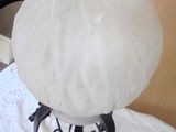 une lampe posée sur une table