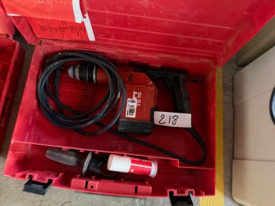 une boîte à outils rouge contenant un cordon et un câble d'alimentation