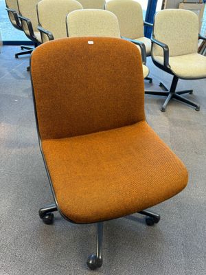 une chaise qui se trouve au milieu d'une pièce