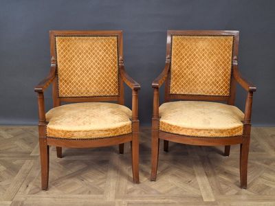une paire de chaises anciennes avec des coussins rembourrés au niveau du dossier