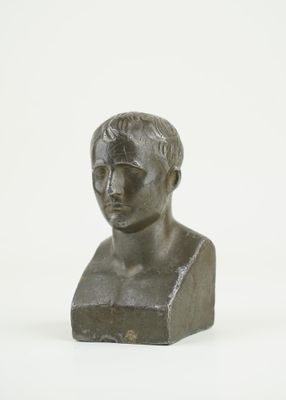 buste en bronze représentant un jeune homme aux cheveux longs