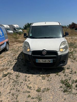 une camionnette blanche garée dans la poussière