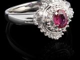 bague ovale en rubis et diamants sur fond noir