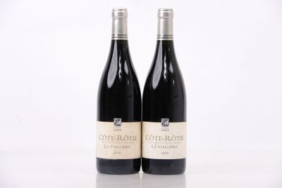 deux bouteilles de vin posées l'une à côté de l'autre sur une table