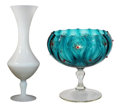 Ensemble comprenant COUPE sur pied en verre teinté bleu et p… - Photo 1