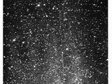 une photo en noir et blanc d'un amas d'étoiles dans le ciel