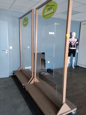 2 Grandes cloisons séparatrices sur roulettes en bois et plexi. - Photo 1