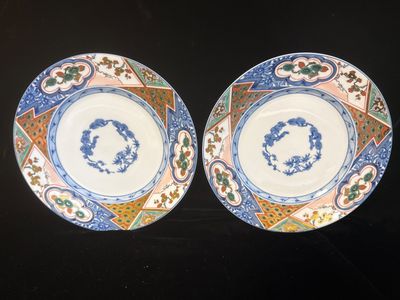 deux assiettes bleues et blanches posées sur une table noire