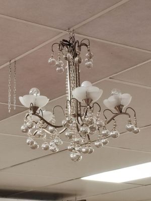 un lustre suspendu au plafond d'une pièce
