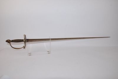 une vieille épée posée sur un socle, sur une surface blanche