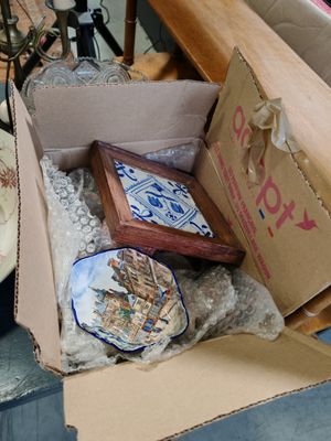 une boîte en carton contenant un cadre photo et une assiette