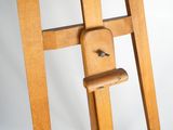 un chevalet en bois surmonté d'une horloge