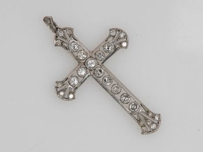 un pendentif antique en forme de croix sertie de diamants, sur fond blanc