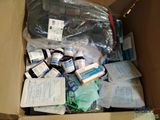 une boîte en carton remplie de matériel médical et d'autres articles