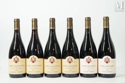 six bouteilles de vin sont alignées sur une surface blanche