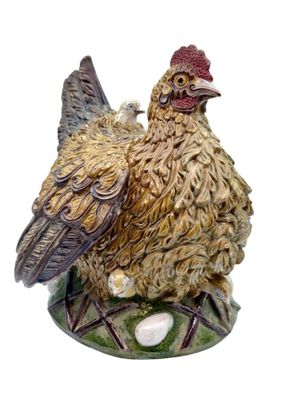 une figurine représentant un poulet posé sur une table