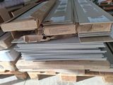 une pile de cartons empilés les uns sur les autres sur une palette dans un entrepôt