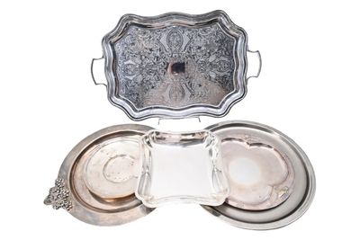 un plateau en argent avec un couvercle en argent et un plateau en argent avec un plateau en argent