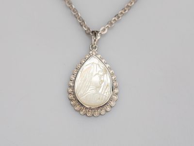 Médaille religieuse poire en or gris 750°/°° (18K), ornée d'…