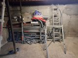 une pièce dans laquelle se trouvent une échelle, une chaise et une table