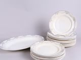 cinq assiettes empilées les unes sur les autres sur une table