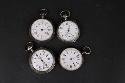 trois montres de poche en argent avec des chiffres romains et des chiffres romains gravés dessus