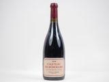une bouteille de vin rouge posée sur une table blanche